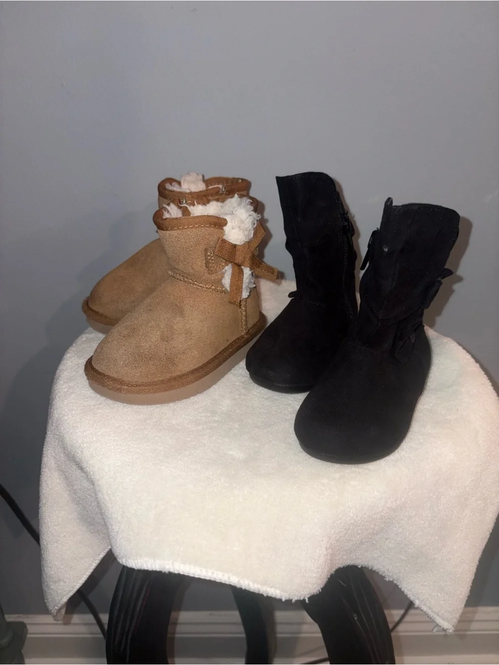 Pair of Cozy Suede toddler boots in Chestnut kookaburra by Ugg and Black sued